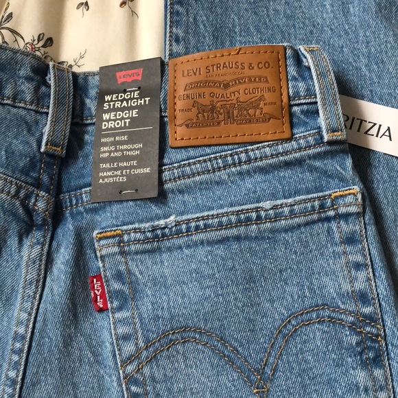 Aritzia Levi’s Wedgie Jeans - Picture 7 of 8